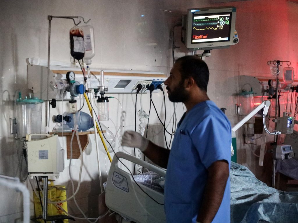 المرضى بمستشفيات غزة يواجهون الموت وأزمة المياه تتفاقم
