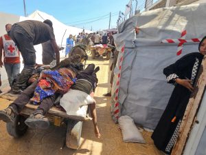 الصليب الأحمر ينتقد استهداف مواقع توزيع الأغذية في غزة