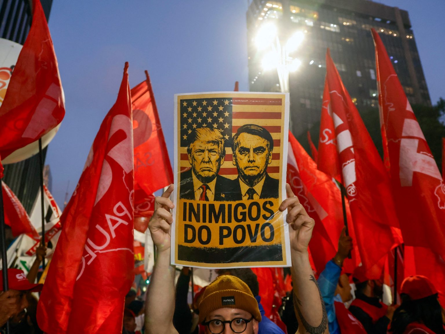 القضاء البرازيلي يفرض قيودا مشددة على بولسونارو وواشنطن تهدد بالتصعيد