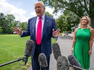 ترامب: لا أقف مع أي طرف وزيلينسكي يجب ألا يستهدف موسكو