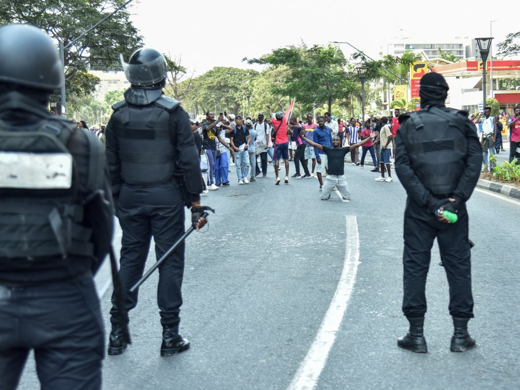 “رايتس ووتش” تتهم شرطة أنغولا باستخدام القوة المفرطة ضد متظاهرين سلميين | أخبار