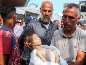 الحرب على غزة.. المجاعة تفتك بالسكان وإسرائيل تلغي إقامة مسؤول أممي انتقد جريمة التجويع