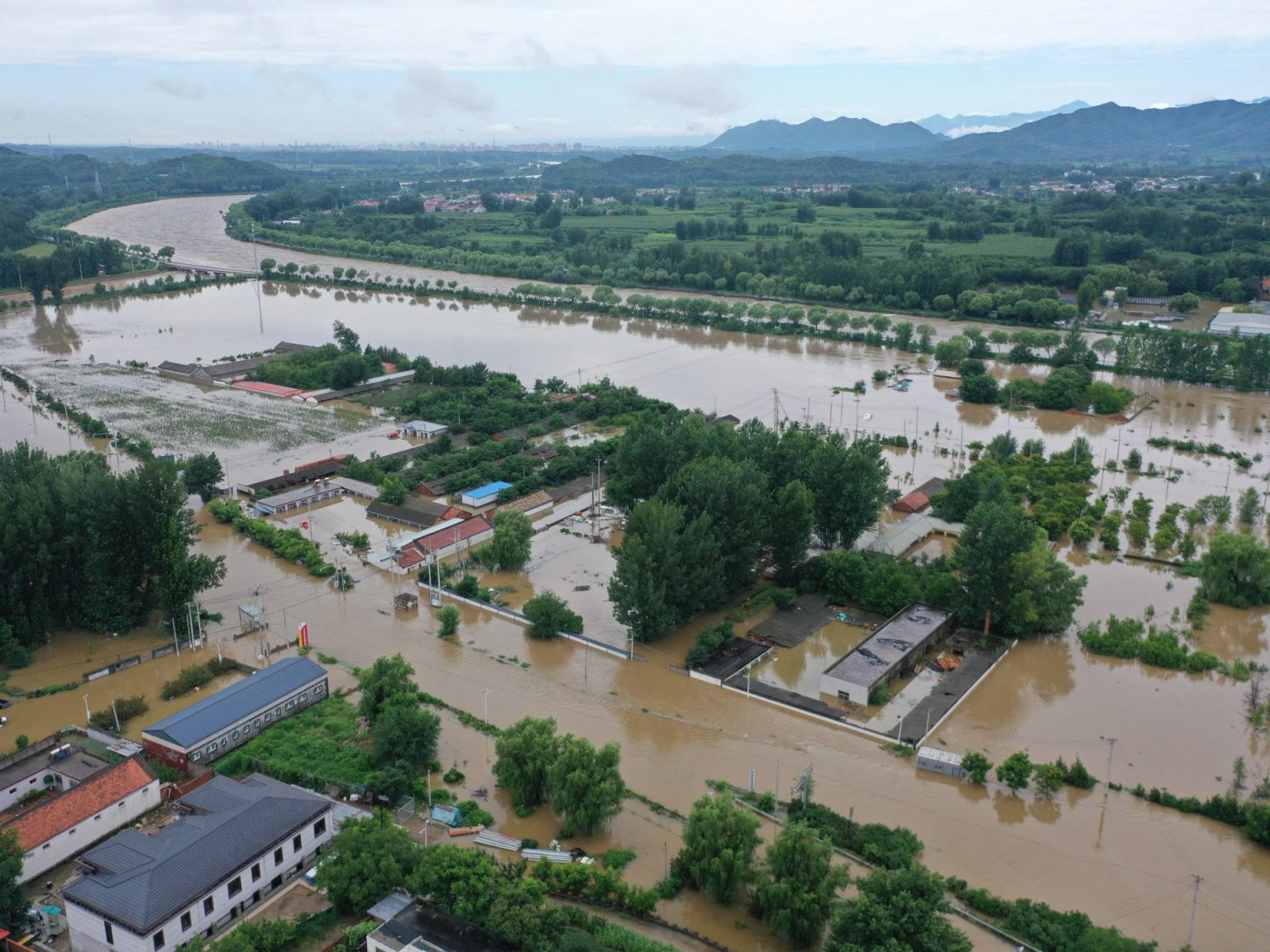 30 قتيلا وإجلاء أكثر من 80 ألفا في بكين جراء أمطار غزيرة