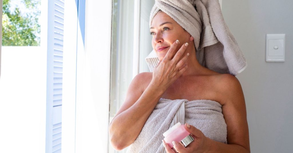 يحب الأشخاص ذوي البشرة الناضجة هذا الآن-23 دولارًا من الكريمة التي “تأخذ خطوطًا رائعة وتجاعيدًا”