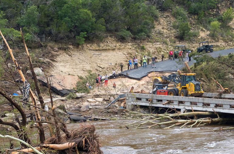 Personal trabaja para retirar escombros del puente Cade Loop junto al río Guadalupe, el sábado 5 de julio de 2025, en Ingram, Texas. (AP Foto/Rodolfo Gonzalez)