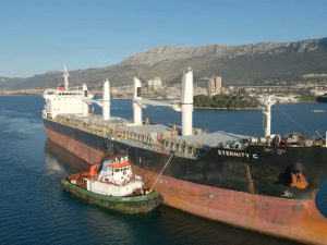 قتيلان من طاقم سفينة جراء استهدافها قرب الحُديدة