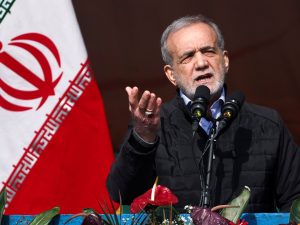 بزشكيان يسخر من نتنياهو: تحاصر غزة وتعرض على الإيرانيين المساعدة