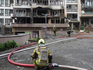 روسيا تستهدف كييف بوابل من المسيّرات والصواريخ