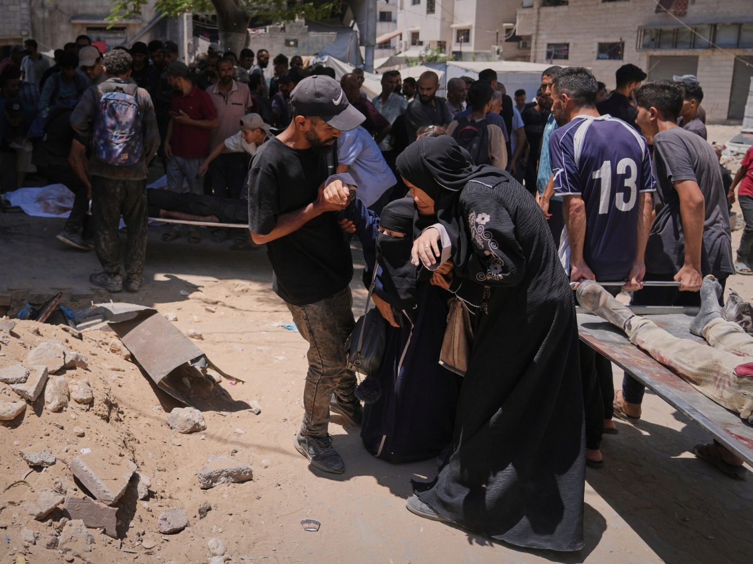 في غزة فقط يسقط الناس إغماء من الجوع ويموت الأطفال ببطء