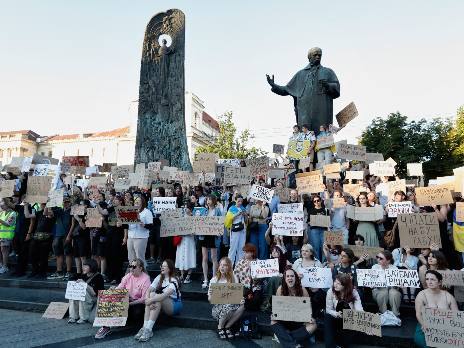 مظاهرات بأوكرانيا ضد قانون يحد من مكافحة الفساد وزيلينسكي يتعهد بتغييره