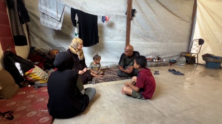 Fatima Arafa, a pregnant and displaced Palestinian woman, undergoes medical check up at Al-Helou hospital, in Gaza City, July 10, 2025. REUTERS/Ebrahim Hajjaj (رويترز)