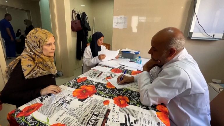 Fatima Arafa, a pregnant and displaced Palestinian woman, undergoes medical check up at Al-Helou hospital, in Gaza City, July 10, 2025. REUTERS/Ebrahim Hajjaj (رويترز)