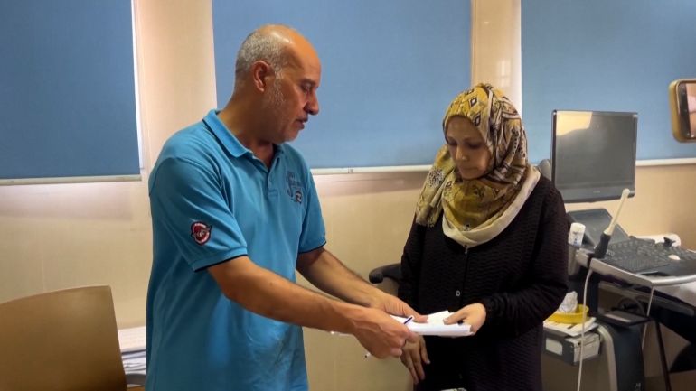Fatima Arafa, a pregnant and displaced Palestinian woman, undergoes medical check up at Al-Helou hospital, in Gaza City, July 10, 2025. REUTERS/Ebrahim Hajjaj (رويترز)