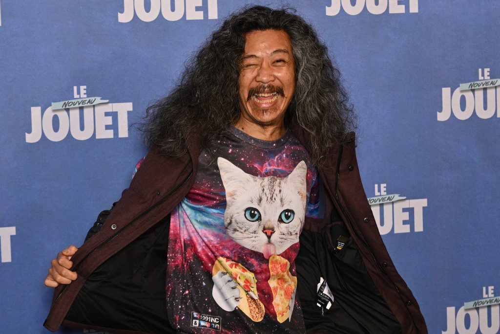 وفاة “الصيني المضحك” في باريس والسبب هاتفه النقال | أخبار