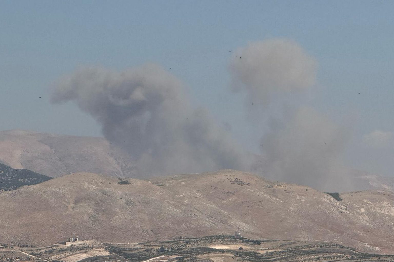 12 قتيلا بينهم نازحون سوريون في غارات إسرائيلية على شرق لبنان