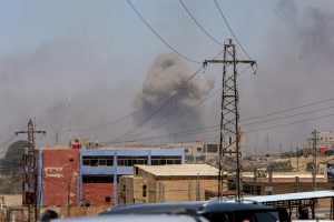 تجدد الاشتباكات في السويداء وغارة إسرائيلية تستهدف قيادة الشرطة