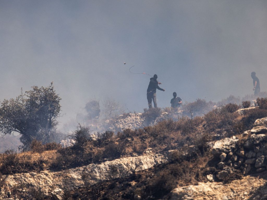 اعتقالات وإصابات بهجمات للمستوطنين في الضفة الغربية