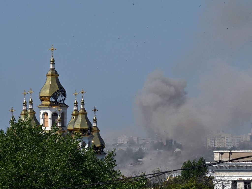 ترامب يتعهد بإرسال أسلحة “دفاعية” لأوكرانيا وروسيا تتقدم في مقاطعتين