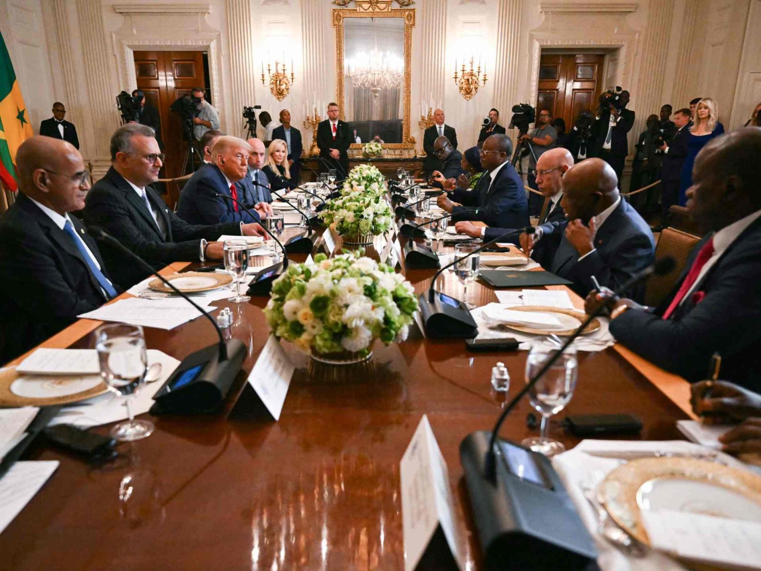 إحراج الضيوف.. ترامب يقاطع رئيس موريتانيا ويندهش لإنجليزية رئيس ليبيريا