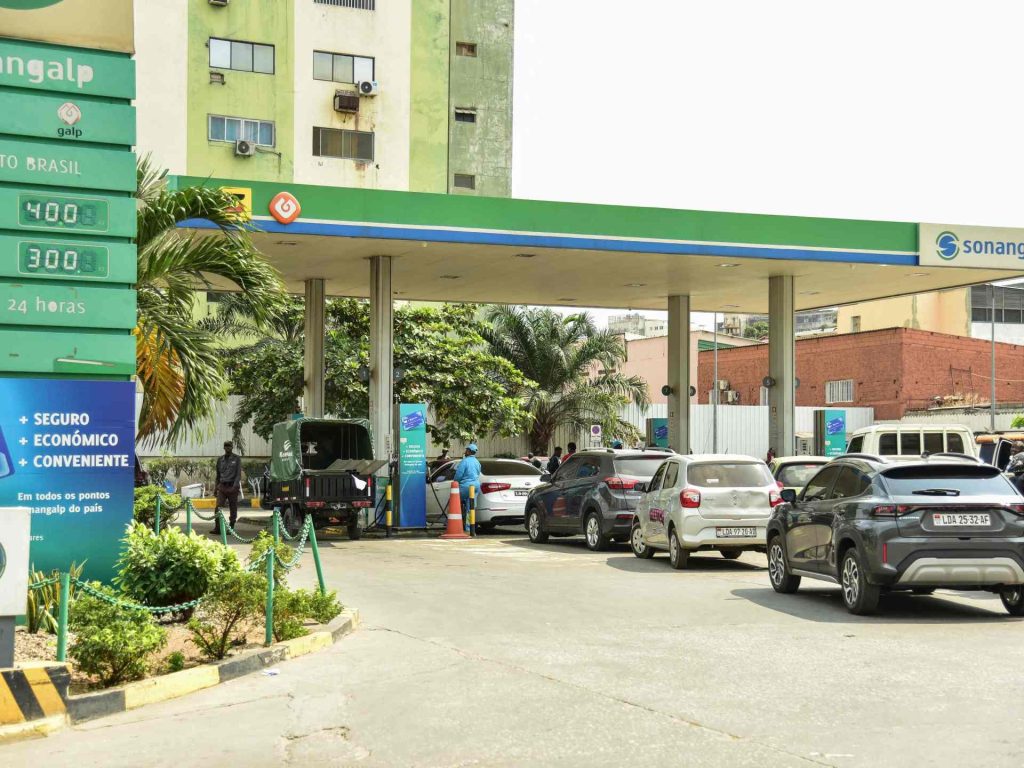 سائقو الأجرة في أنغولا يضربون احتجاجا على رفع أسعار الوقود