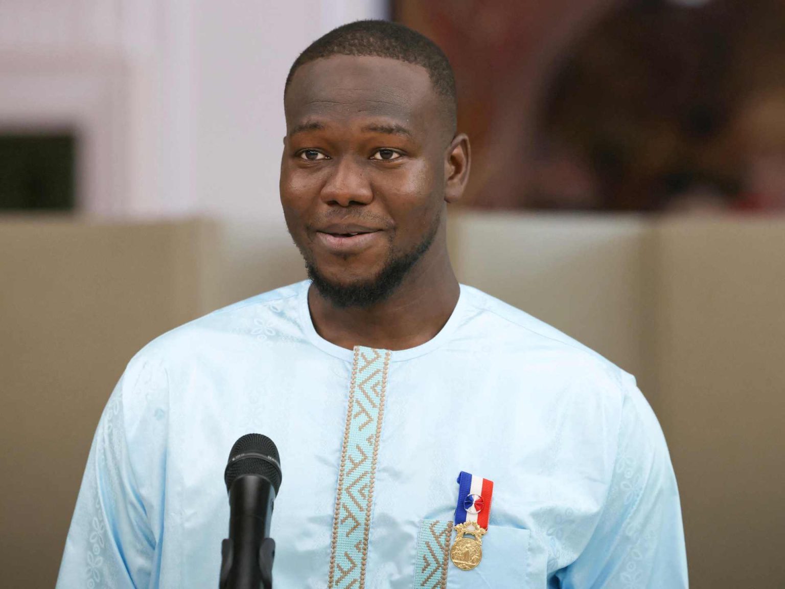 فوسينيو سيسيه… كيف تحول مهاجر سنغالي لبطل شعبي بفرنسا؟