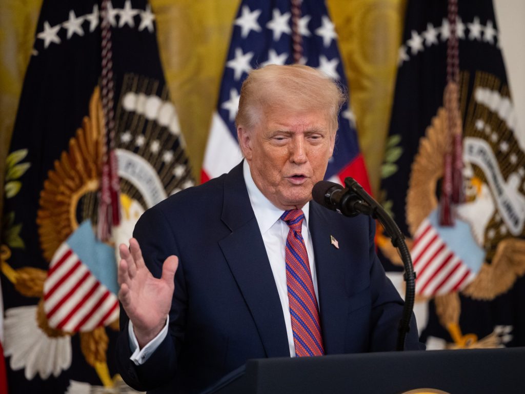 ترامب يهدد بضرب المنشآت النووية الإيرانية مرة أخرى