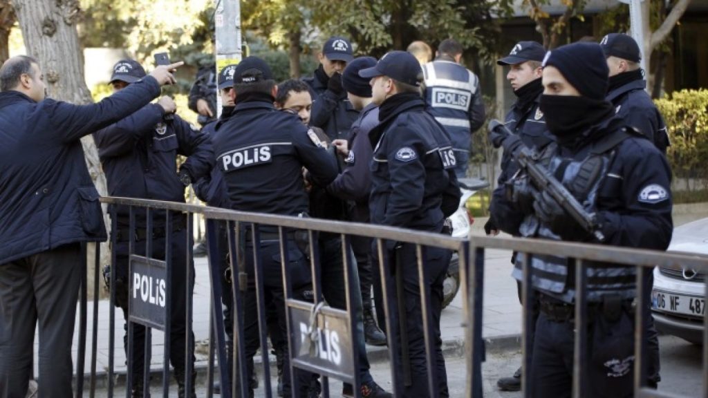 توقيف أكثر من 150 عضوا ببلدية إزمير بتهم فساد