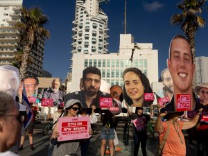 عائلات الأسرى الإسرائيليين تطالب باتفاق في غزة وعدم مماطلة حكومة نتنياهو