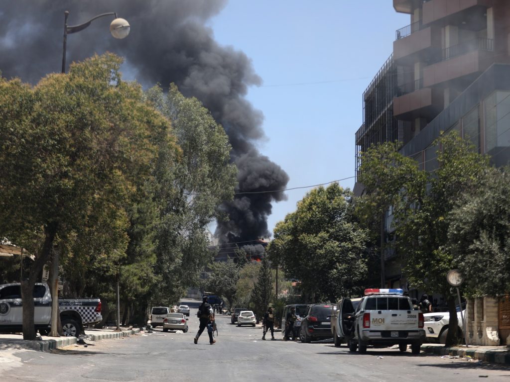 قصف إسرائيلي على الأركان السورية وكاتس يهدد بالتصعيد