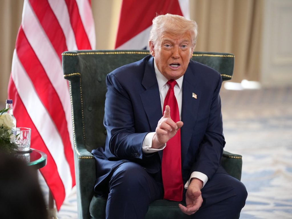 ترامب مستعد لتنظيم وحضور لقاء بين بوتين وزيلينسكي