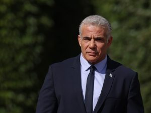 لبيد ينتقد حكومة نتنياهو بعد نشر مقطع مصور لأسير إسرائيلي بغزة