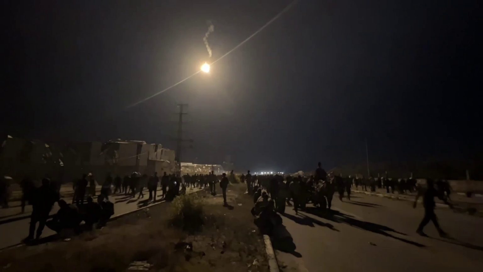 ناشط فلسطيني يوثق “رحلة الموت” قرب مراكز المساعدات بغزة