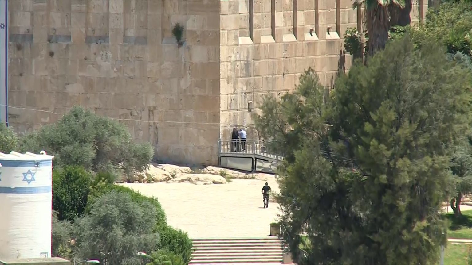 الاحتلال يزيد انتهاكاته للأقصى ويستولي عمليا على المسجد الإبراهيمي