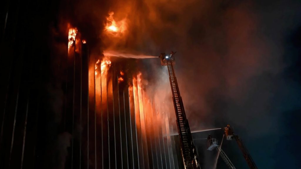 حريق مبنى سنترال رمسيس بالقاهرة يثير السخرية والاستغراب على المنصات