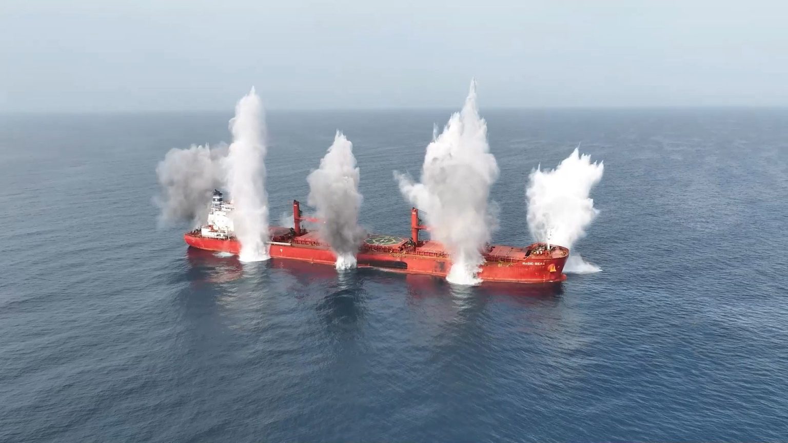 بدء إجلاء طاقم السفينة اليونانية “إتيرنتي سي” بعد هجوم قبالة سواحل اليمن