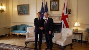 ماكرون وستارمر يبحثان العلاقات الثنائية