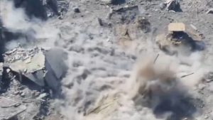 شاهد.. مقاوم فلسطيني يتسلل ويلقي عبوات داخل آلية إسرائيلية بشمال غزة