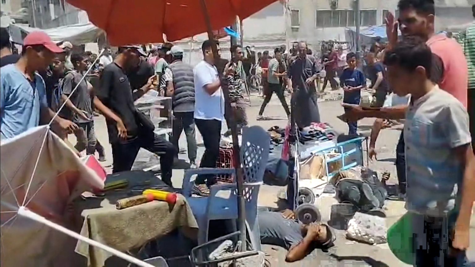 لحظة استهداف مفترق السامر وسط مدينة غزة