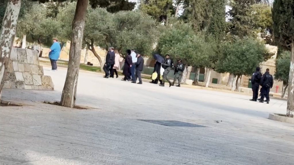 عشرات المستوطنين يقتحمون الأقصى ومحافظة القدس تحذر من مهرجان تهويدي