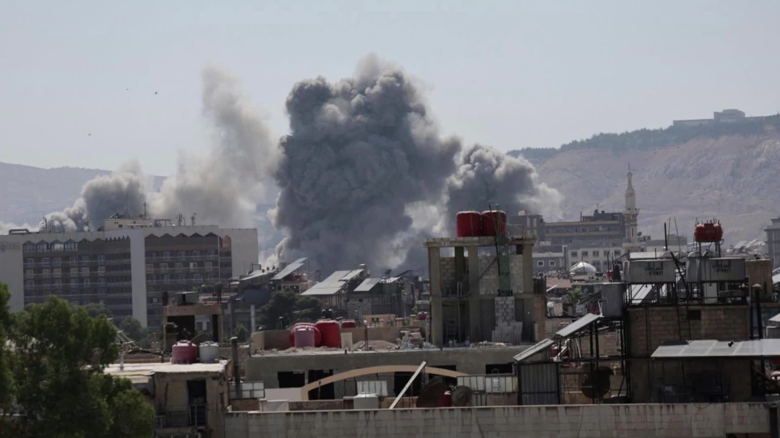 إسرائيل تقصف دمشق والمنصات تنتفض غضبا مطالبة بوحدة الصف