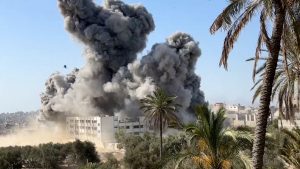 شاهد.. طائرات الاحتلال تدمر مدرسة للنازحين بمخيم البريج