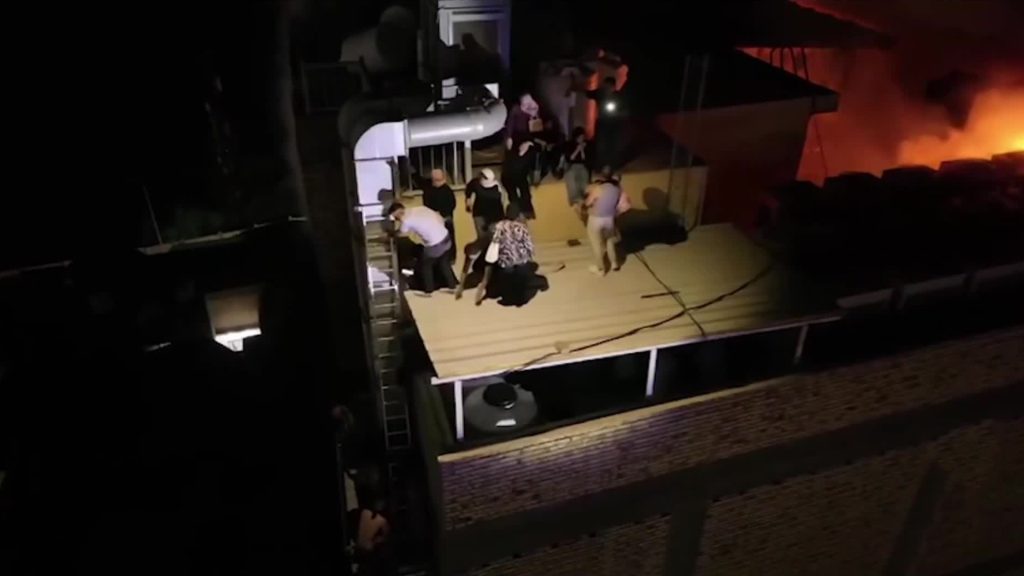 حريق ضخم في مركز تجاري بمدينة الكوت العراقية