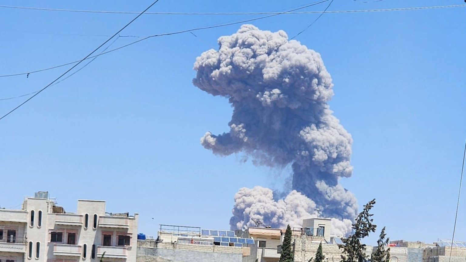 قتلى وعشرات المصابين بانفجار مستودع أسلحة في إدلب