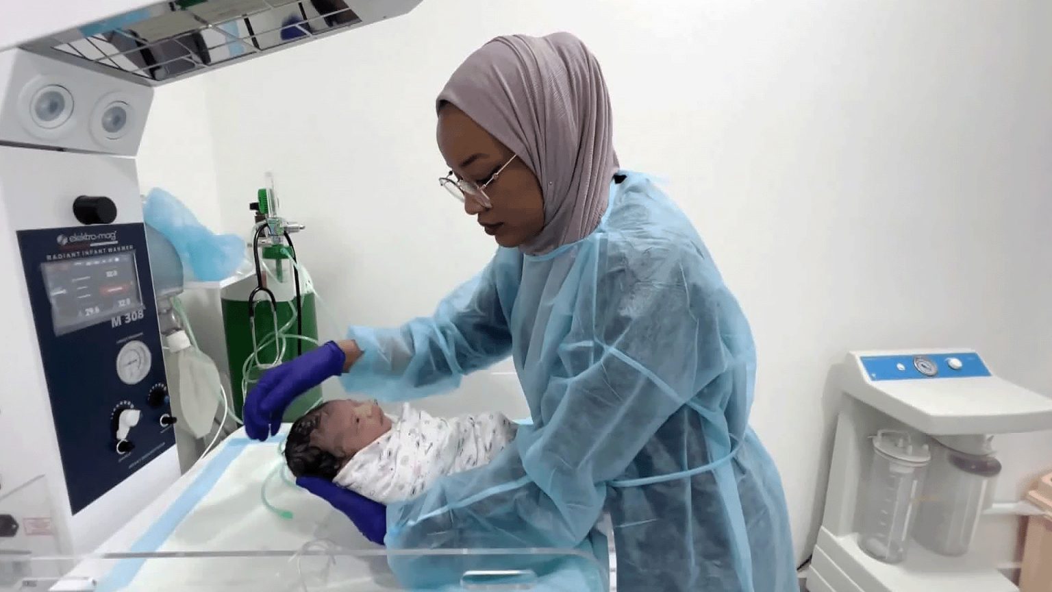 ظروف كارثية للغزيات الحوامل في ظل الحرب والحصار والتجويع