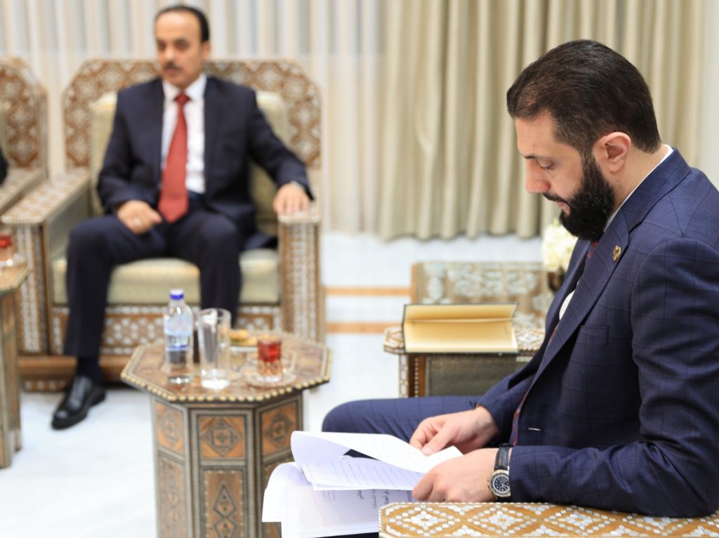 الشرع يتسلم تقرير لجنة التحقيق بأحداث الساحل السوري