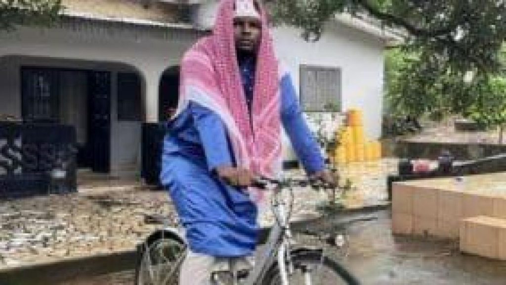 شاب غيني يقطع 8 آلاف كيلومتر على دراجة هوائية لأجل الحج