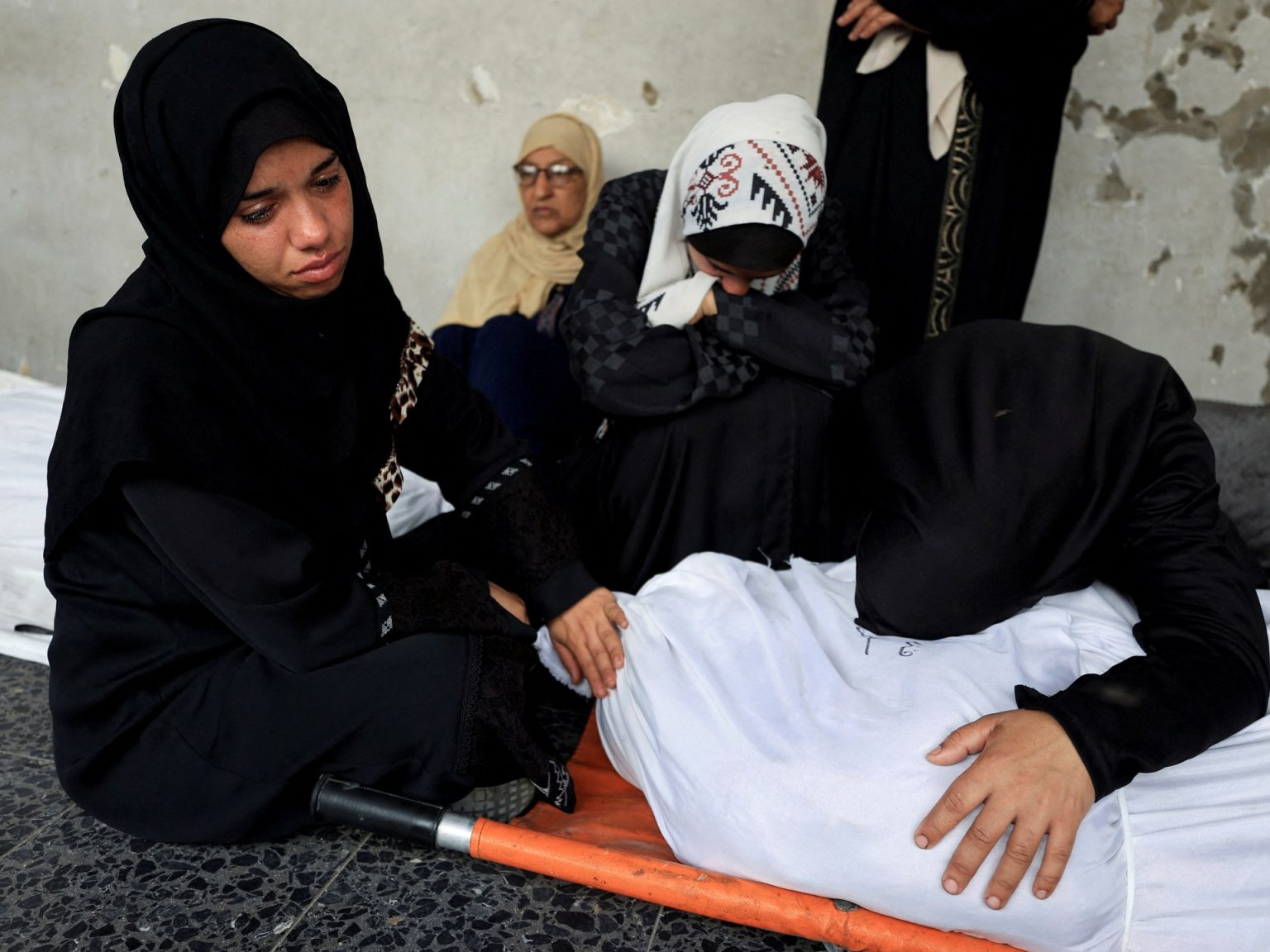 عشرات الشهداء في غزة والاحتلال يستهدف محطة تحلية مياه