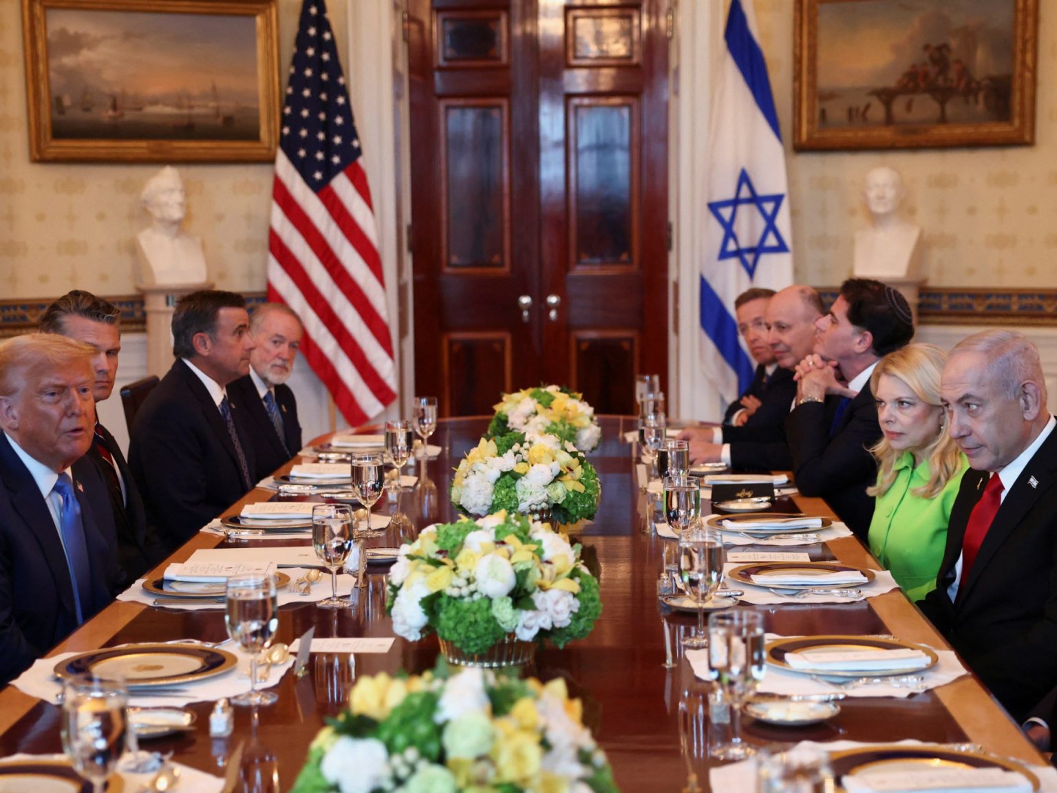 نتنياهو يتمسك بمحور موراغ ولبيد يتهمه بعرقلة اتفاق غزة