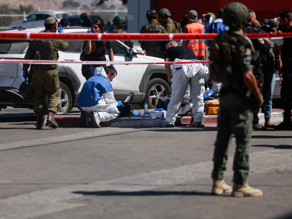 مقتل جندي إسرائيلي في عملية طعن بالضفة واستشهاد المهاجميْن