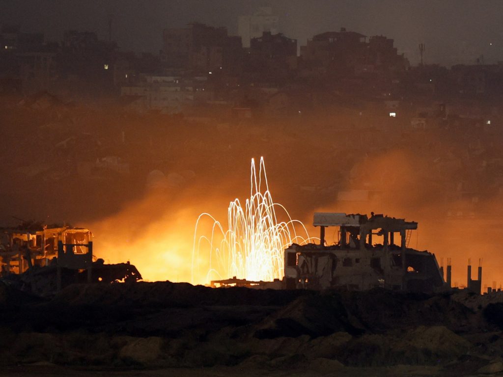 غارات ليلية دامية وعمليات نسف جديدة للمباني في غزة